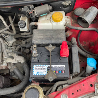 Замена аккумулятора на Chevrolet Aveo I 2003 - 2008 1.2 (72 л.с.) Замена аккумулятора на Chevrolet Aveo I 2003 - 2008 1.2 (72 л.с.)